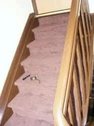Montaż wykładzin na schodach